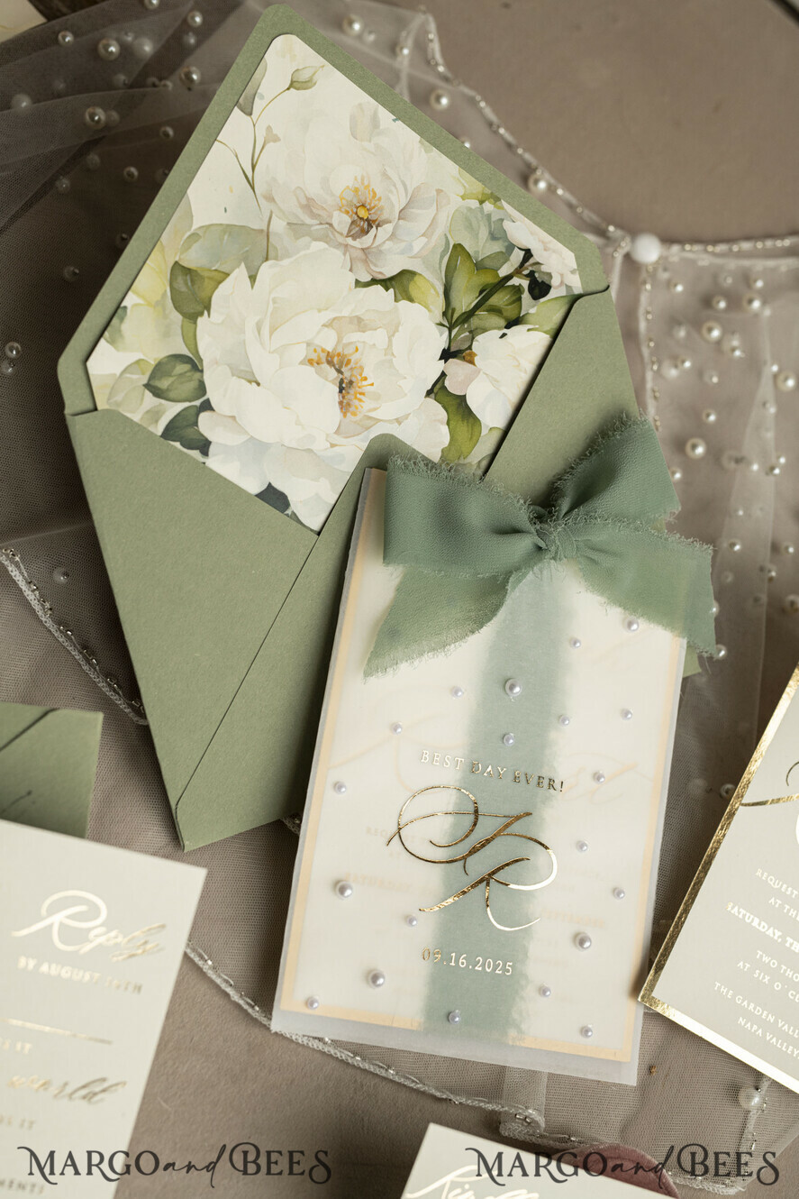 HOCHZEITS EINLADUNGEN Gold / Roségold / Silber / Glitzer Sag Green Chiffon Schleife bestickte maßgeschneiderte elegante grüne Hochzeits-Einladungssuite, weiße Perlen goldene Hochzeitskarten, Boho goldene Ordner-Hochzeitsstationery, Pergamin-Etui mit Monogramm.