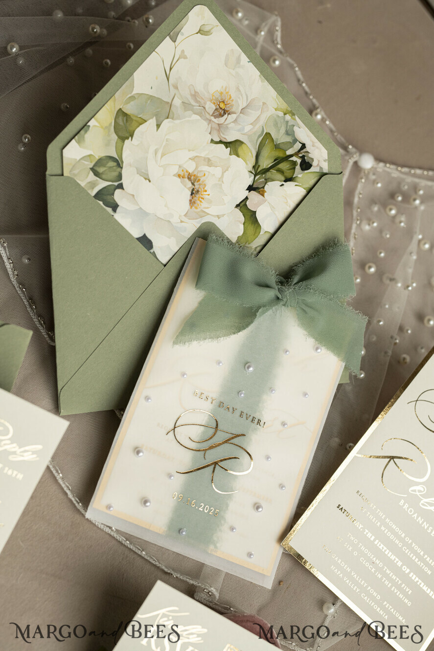 HOCHZEITS EINLADUNGEN Gold / Roségold / Silber / Glitzer Sag Green Chiffon Schleife bestickte maßgeschneiderte elegante grüne Hochzeits-Einladungssuite, weiße Perlen goldene Hochzeitskarten, Boho goldene Ordner-Hochzeitsstationery, Pergamin-Etui mit Monogramm.