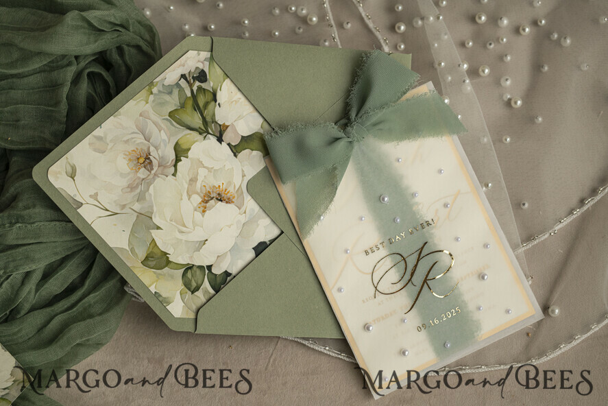 HOCHZEITS EINLADUNGEN Gold / Roségold / Silber / Glitzer Sag Green Chiffon Schleife bestickte maßgeschneiderte elegante grüne Hochzeits-Einladungssuite, weiße Perlen goldene Hochzeitskarten, Boho goldene Ordner-Hochzeitsstationery, Pergamin-Etui mit Monogramm.