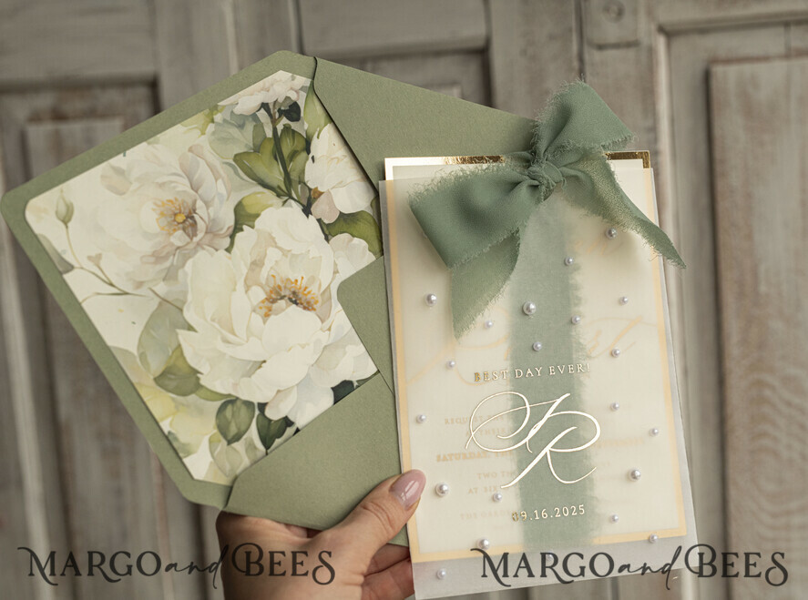 HOCHZEITS EINLADUNGEN Gold / Roségold / Silber / Glitzer Sag Green Chiffon Schleife bestickte maßgeschneiderte elegante grüne Hochzeits-Einladungssuite, weiße Perlen goldene Hochzeitskarten, Boho goldene Ordner-Hochzeitsstationery, Pergamin-Etui mit Monogramm.
