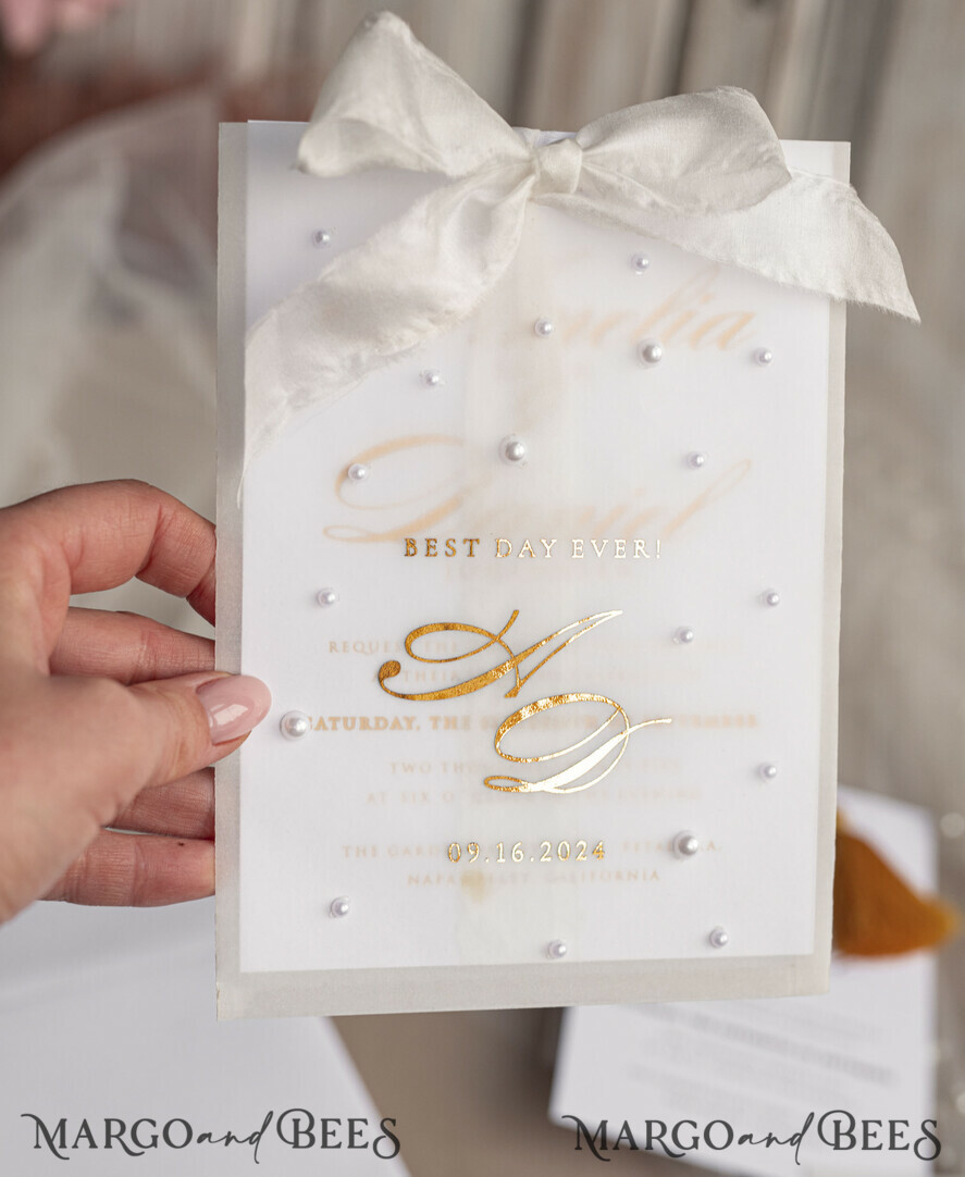 HOCHZEITS EINLADUNGEN Gold / Roségold / Silber / Glitzer Perlenbesetzte maßgeschneiderte elegante reinweiße Gold-Hochzeits-Einladungssuite, perlenbesetzte Hochzeitskarten, luxuriöse Hochzeitsstationery, Seidenband, vellum-beadetes Etui mit Ihrem Monogramm.