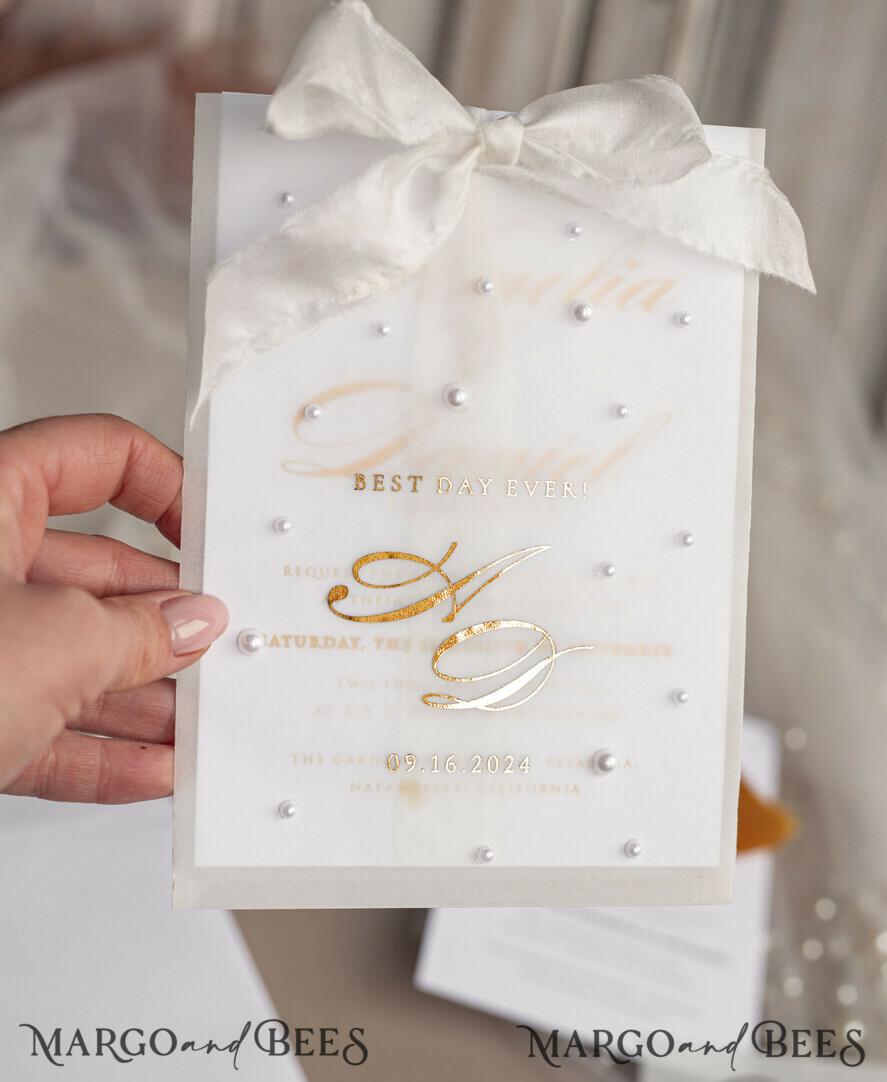 HOCHZEITS EINLADUNGEN Gold / Roségold / Silber / Glitzer Perlenbesetzte maßgeschneiderte elegante reinweiße Gold-Hochzeits-Einladungssuite, perlenbesetzte Hochzeitskarten, luxuriöse Hochzeitsstationery, Seidenband, vellum-beadetes Etui mit Ihrem Monogramm.