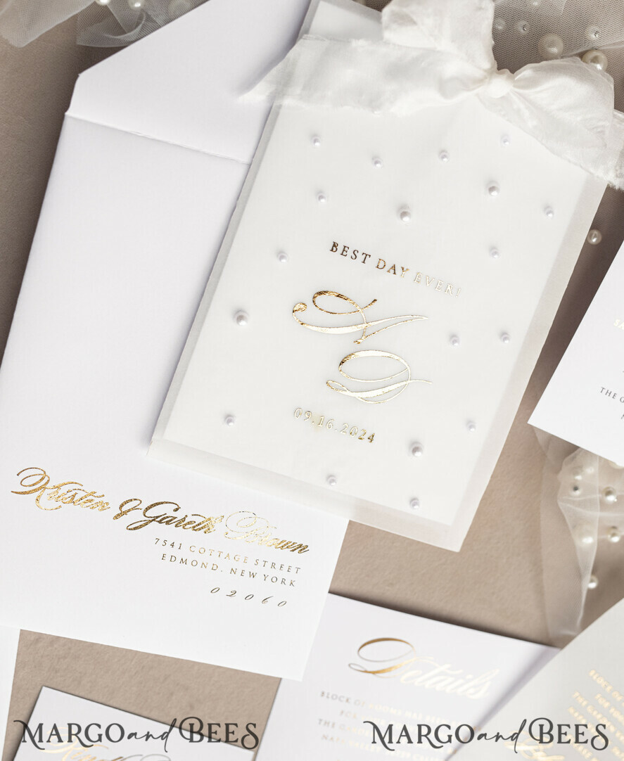HOCHZEITS EINLADUNGEN Gold / Roségold / Silber / Glitzer Perlenbesetzte maßgeschneiderte elegante reinweiße Gold-Hochzeits-Einladungssuite, perlenbesetzte Hochzeitskarten, luxuriöse Hochzeitsstationery, Seidenband, vellum-beadetes Etui mit Ihrem Monogramm.