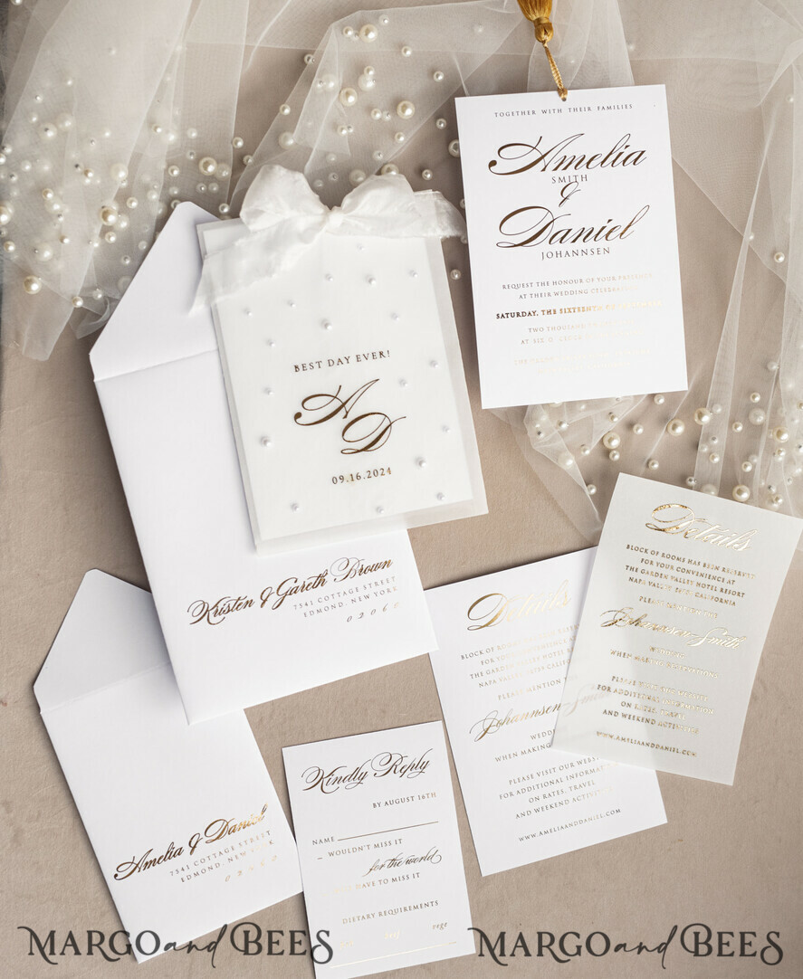 HOCHZEITS EINLADUNGEN Gold / Roségold / Silber / Glitzer Perlenbesetzte maßgeschneiderte elegante reinweiße Gold-Hochzeits-Einladungssuite, perlenbesetzte Hochzeitskarten, luxuriöse Hochzeitsstationery, Seidenband, vellum-beadetes Etui mit Ihrem Monogramm.