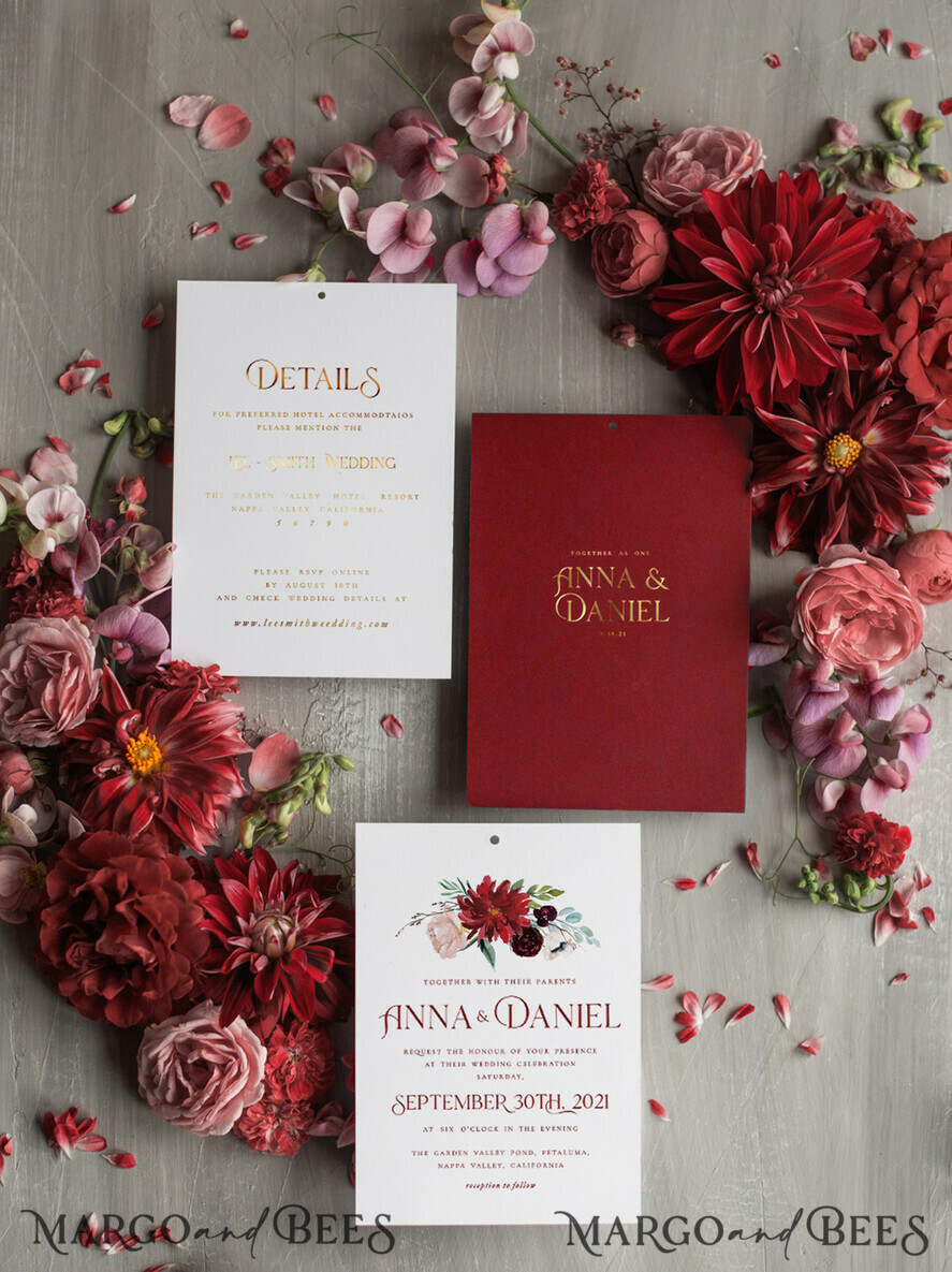 HOCHZEITS EINLADUNGEN Gold / Roségold / Silber / Glitzer Romantische rote Hochzeitskarten mit Schleife, glamouröse florale Hochzeitskarten, indische luxuriöse Goldfolien-Hochzeitseinladungen, maßgeschneiderte burgunderfarbene Pocket-Hochzeitseinladungssuite.