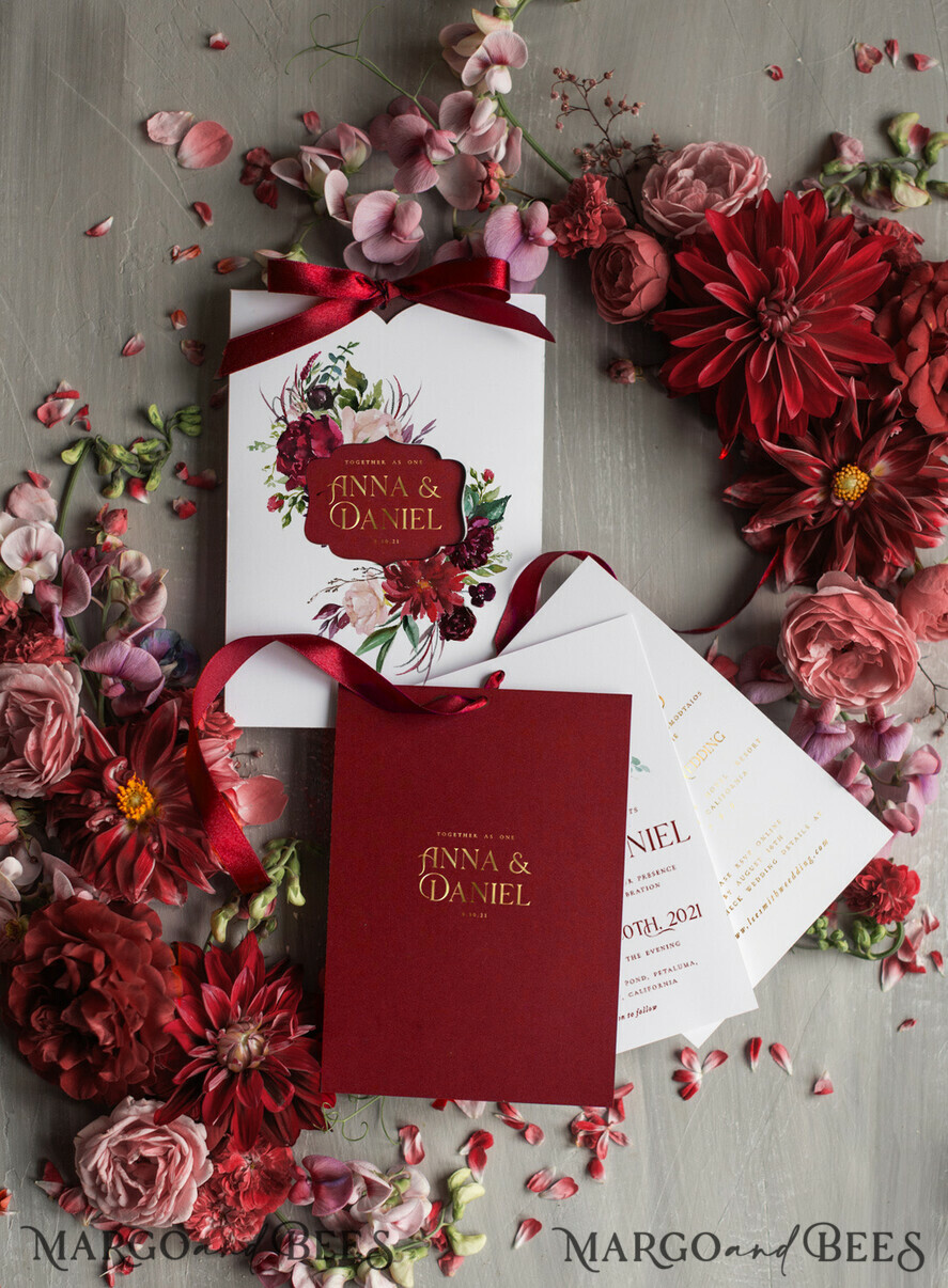 HOCHZEITS EINLADUNGEN Gold / Roségold / Silber / Glitzer Romantische rote Hochzeitskarten mit Schleife, glamouröse florale Hochzeitskarten, indische luxuriöse Goldfolien-Hochzeitseinladungen, maßgeschneiderte burgunderfarbene Pocket-Hochzeitseinladungssuite.