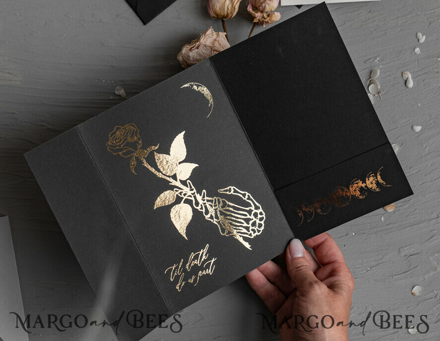 HOCHZEITS EINLADUNGEN Gold / Roségold / Silber / Glitzer Halloween-Mondphasen-Hochzeitseinladungen-Set, schwarze Einladungen, gruselige Halloween-Einladungen, gothische Hochzeitseinladungskarten, Skelett-Hochzeitsset in Schwarz und Gold.