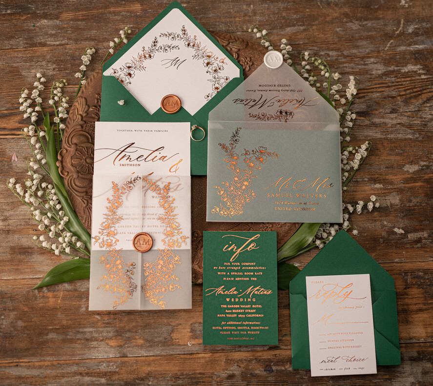 HOCHZEITS EINLADUNGEN Gold / Roségold / Silber / Glitzer Luxuriöse grüne Goldhochzeitseinladungen, elegante smaragdgrüne Hochzeitskarten, maßgeschneiderte Einladungskarten aus weißem Pergament, Einladungen mit goldenem Glanz.