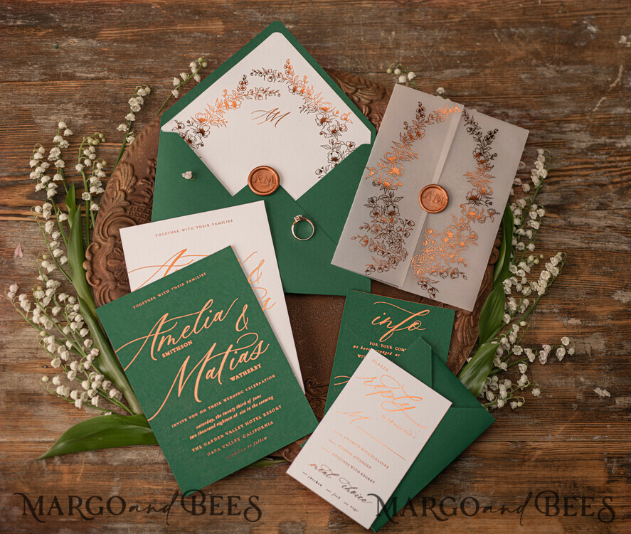 HOCHZEITS EINLADUNGEN Gold / Roségold / Silber / Glitzer Luxuriöse grüne Goldhochzeitseinladungen, elegante smaragdgrüne Hochzeitskarten, maßgeschneiderte Einladungskarten aus weißem Pergament, Einladungen mit goldenem Glanz.
