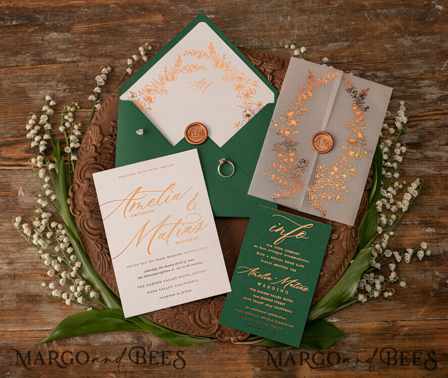 HOCHZEITS EINLADUNGEN Gold / Roségold / Silber / Glitzer Luxuriöse grüne Goldhochzeitseinladungen, elegante smaragdgrüne Hochzeitskarten, maßgeschneiderte Einladungskarten aus weißem Pergament, Einladungen mit goldenem Glanz.