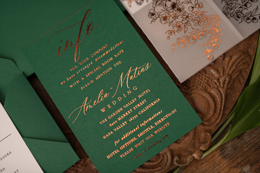 HOCHZEITS EINLADUNGEN Gold / Roségold / Silber / Glitzer Luxuriöse grüne Goldhochzeitseinladungen, elegante smaragdgrüne Hochzeitskarten, maßgeschneiderte Einladungskarten aus weißem Pergament, Einladungen mit goldenem Glanz.