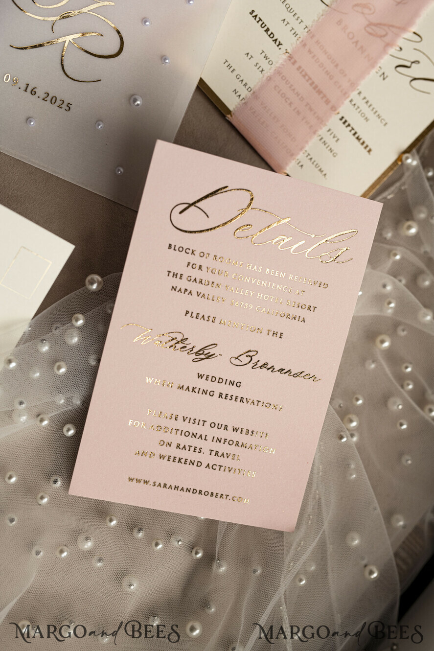 HOCHZEITS EINLADUNGEN Gold / Roségold / Silber / Glitzer Blush Pink Chiffon Schleife mit Perlen maßgeschneiderte elegante Pfingstrose Roségold Hochzeits-Einladung Suite, weiße Perlen goldene Hochzeitskarten, Boho goldene Mappe Hochzeitsstationery, Vellum Etui mit Monogramm.