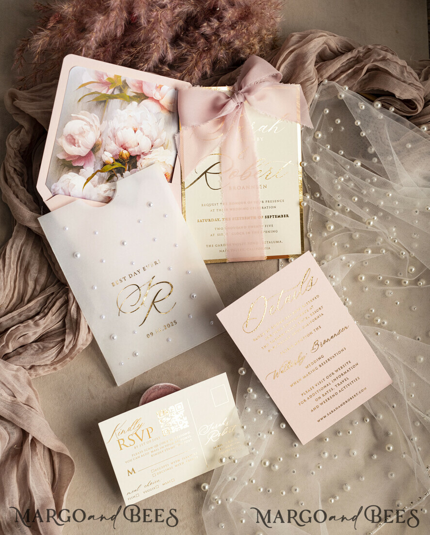 HOCHZEITS EINLADUNGEN Gold / Roségold / Silber / Glitzer Blush Pink Chiffon Schleife mit Perlen maßgeschneiderte elegante Pfingstrose Roségold Hochzeits-Einladung Suite, weiße Perlen goldene Hochzeitskarten, Boho goldene Mappe Hochzeitsstationery, Vellum Etui mit Monogramm.