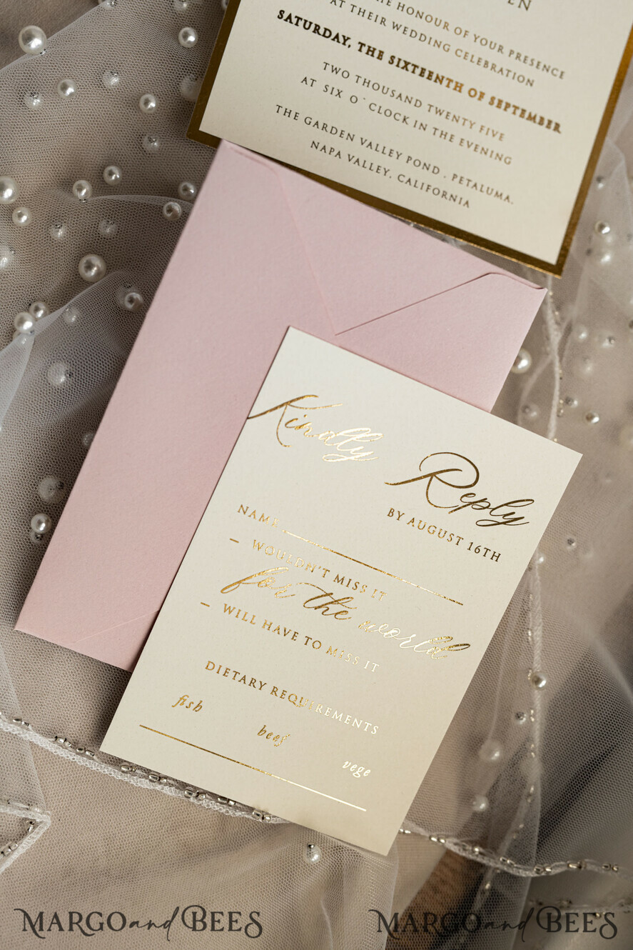 HOCHZEITS EINLADUNGEN Gold / Roségold / Silber / Glitzer Blush Pink Chiffon Schleife mit Perlen maßgeschneiderte elegante Pfingstrose Roségold Hochzeits-Einladung Suite, weiße Perlen goldene Hochzeitskarten, Boho goldene Mappe Hochzeitsstationery, Vellum Etui mit Monogramm.
