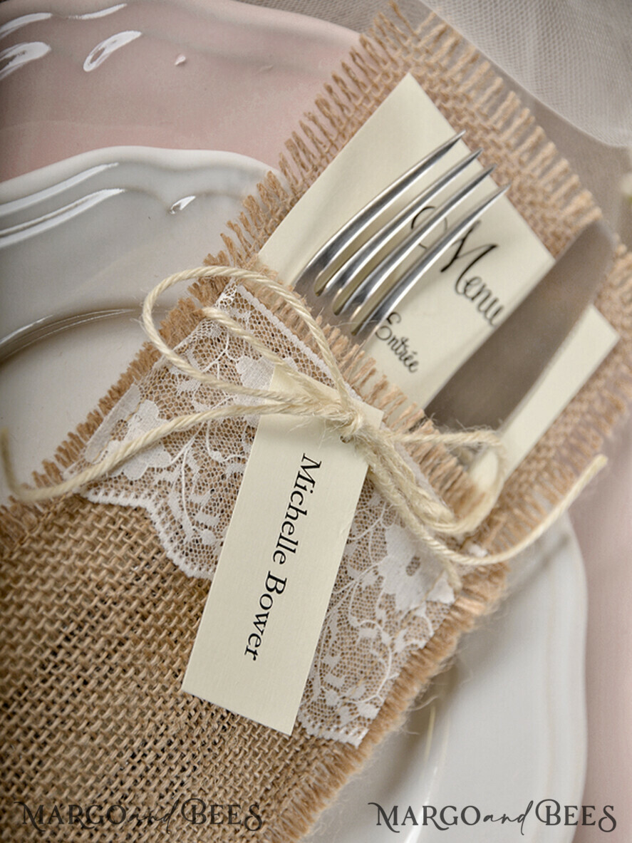 MENÜ & PROGRAMME  
 rustikal Jute Besteckhalter mit Jute-Schnur, rustikale Spitzen- Tischdekoration, Hochzeitstischset, Tischgedeck, Jute Tischdekoration, elegantes rustikales Hochzeitsmenü