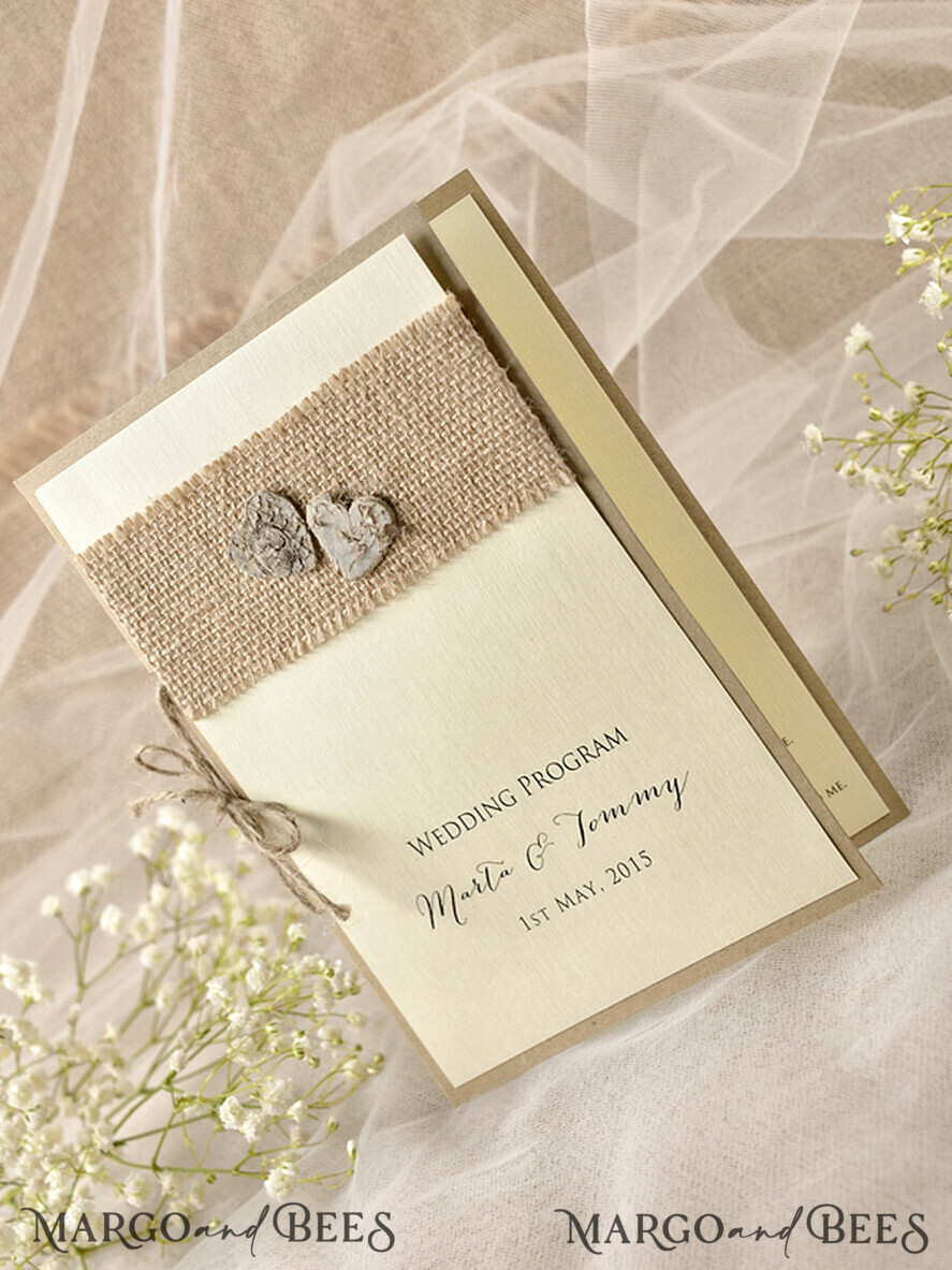MENÜ & PROGRAMME  
 rustikal Ecru rustikales Hochzeitsprogramm mit Holzherzen, Scheunenhochzeitsprogramm, ökologisch romantische personalisierte Karten mit Jute, einfaches rustikales Spitzenhochzeitsprogramm, elegantes Heft rustikale Hochzeitskarten.