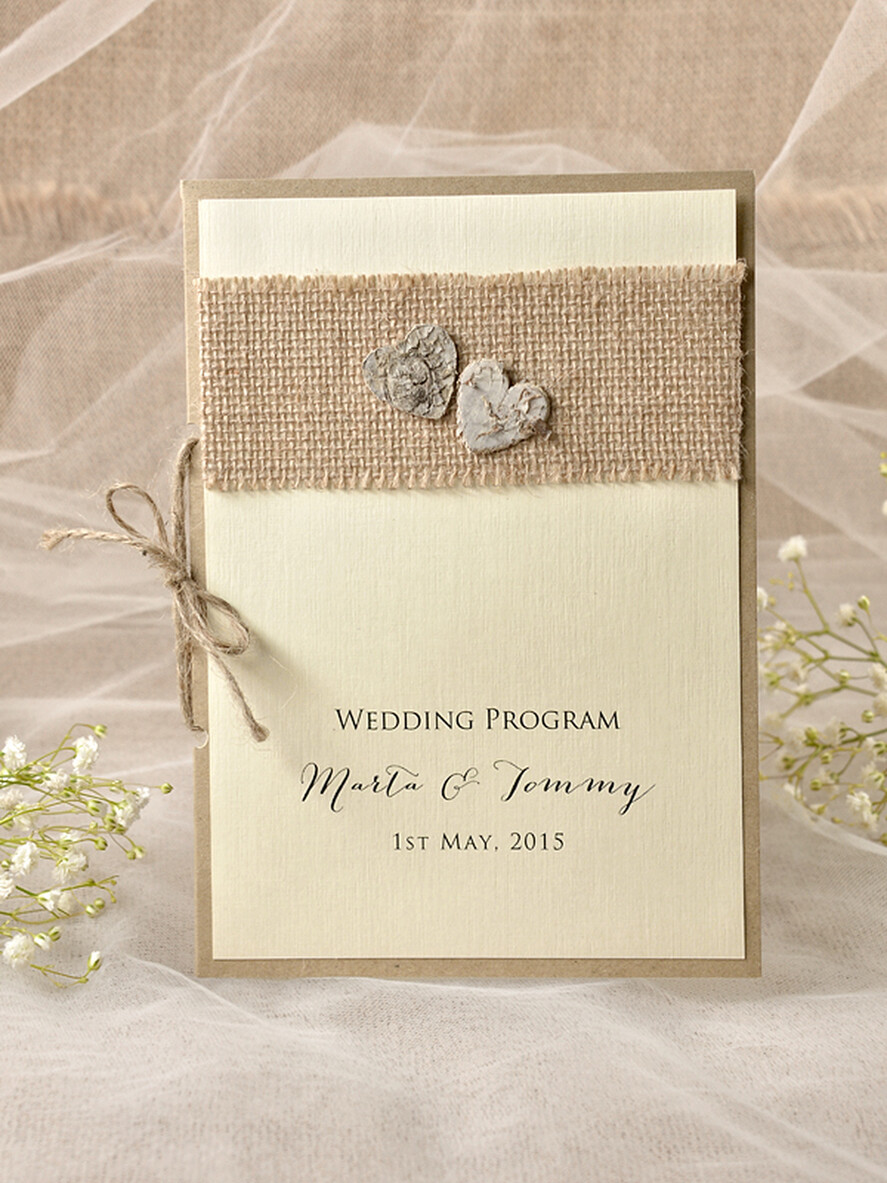 MENÜ & PROGRAMME  
 rustikal Ecru rustikales Hochzeitsprogramm mit Holzherzen, Scheunenhochzeitsprogramm, ökologisch romantische personalisierte Karten mit Jute, einfaches rustikales Spitzenhochzeitsprogramm, elegantes Heft rustikale Hochzeitskarten.