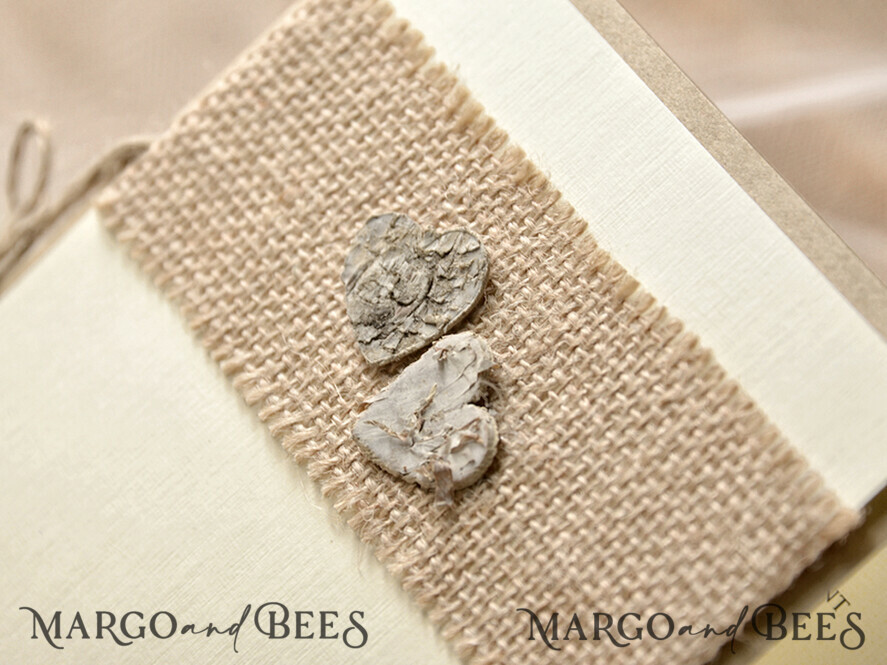 MENÜ & PROGRAMME  
 rustikal Ecru rustikales Hochzeitsprogramm mit Holzherzen, Scheunenhochzeitsprogramm, ökologisch romantische personalisierte Karten mit Jute, einfaches rustikales Spitzenhochzeitsprogramm, elegantes Heft rustikale Hochzeitskarten.