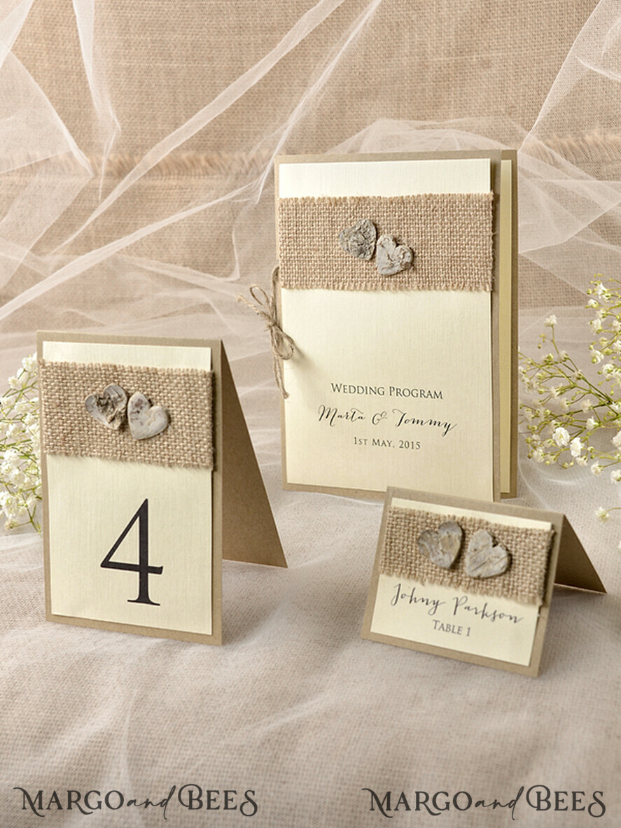 MENÜ & PROGRAMME  
 rustikal Ecru rustikales Hochzeitsprogramm mit Holzherzen, Scheunenhochzeitsprogramm, ökologisch romantische personalisierte Karten mit Jute, einfaches rustikales Spitzenhochzeitsprogramm, elegantes Heft rustikale Hochzeitskarten.