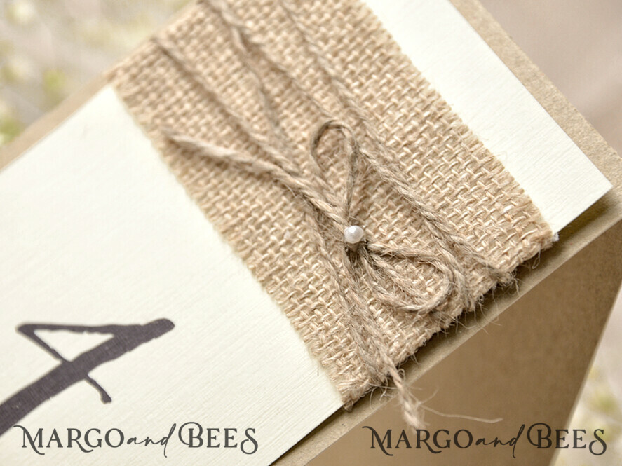 TISCHDEKORATIONSCHILDER   Holz Eco Rustikale Tischnummern Rustikale Hochzeits-Tischnummern mit natürlichem Jute und Schnur, Scheunenhochzeit Tischkarten, elegante, ökologisch romantische personalisierte Karten, einfache rustikale Hochzeits-Tischdekoration.