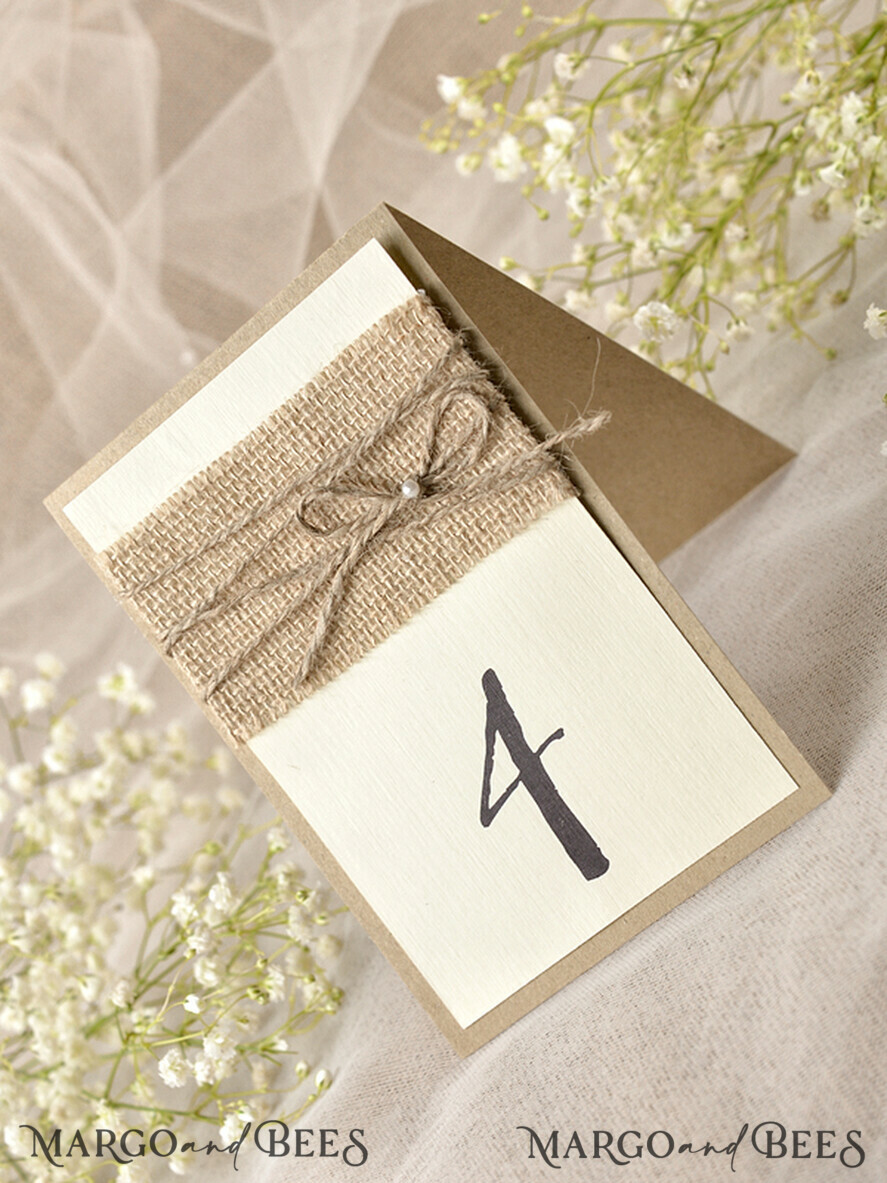 TISCHDEKORATIONSCHILDER   Holz Eco Rustikale Tischnummern Rustikale Hochzeits-Tischnummern mit natürlichem Jute und Schnur, Scheunenhochzeit Tischkarten, elegante, ökologisch romantische personalisierte Karten, einfache rustikale Hochzeits-Tischdekoration.