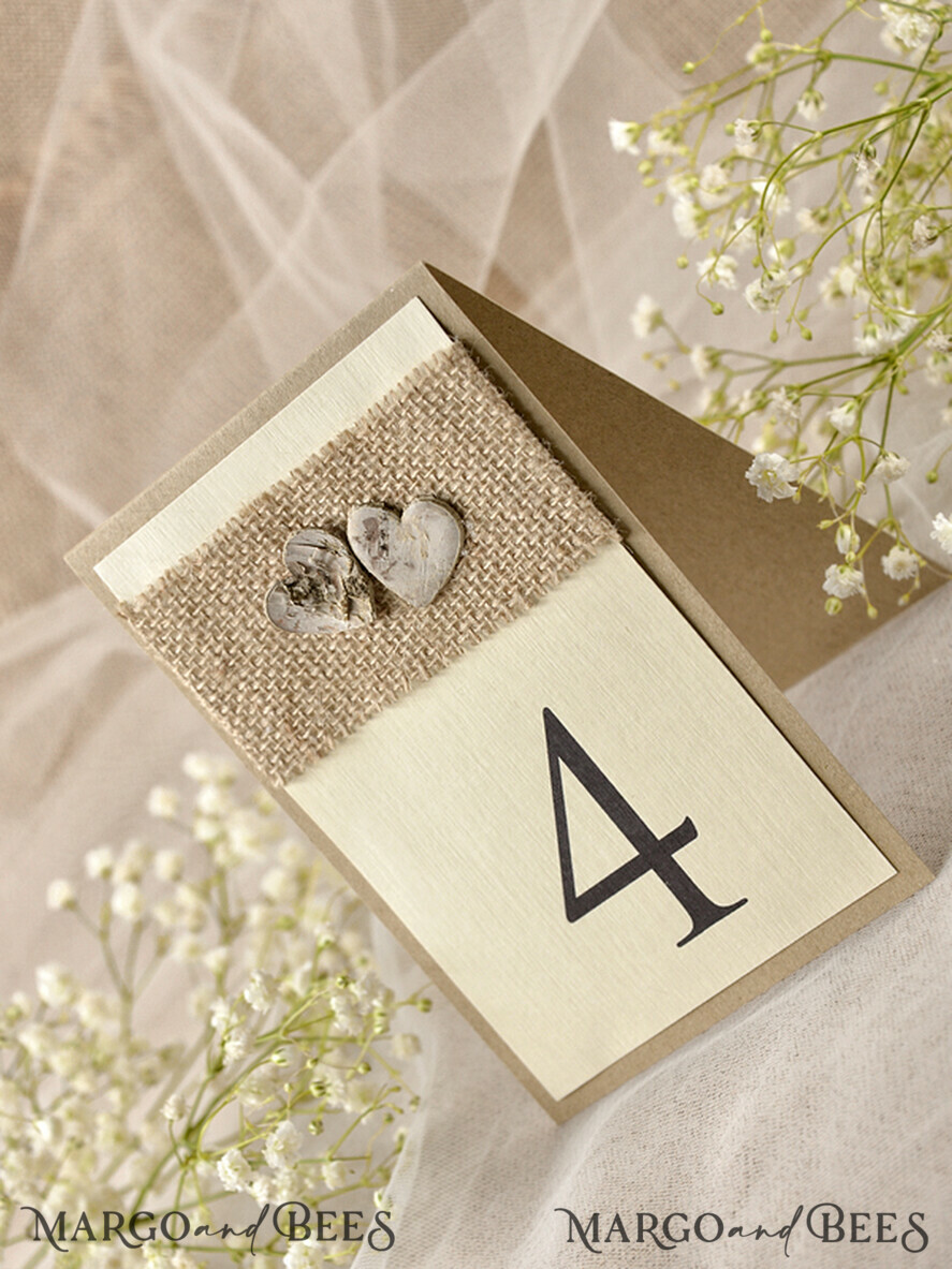 TISCHDEKORATIONSCHILDER   Holz Eco Rustikale Tischnummern Rustikale Hochzeits Tischkarten mit Jute und Holzherzen, Scheunenhochzeit Tischkarten, elegante, umweltfreundliche, romantische personalisierte Karten, einfache rustikale Hochzeits Tischdekoration.
