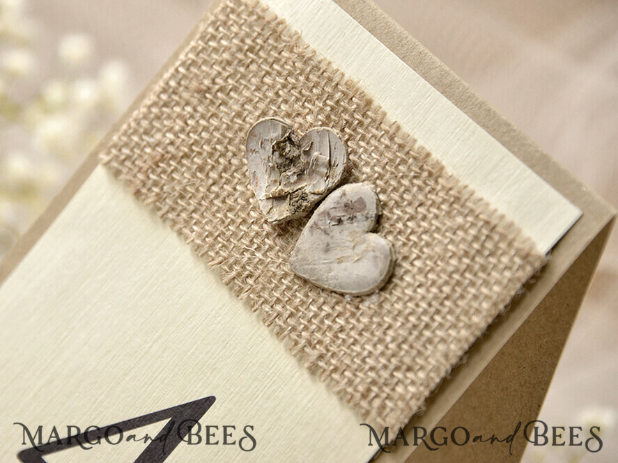 TISCHDEKORATIONSCHILDER   Holz Eco Rustikale Tischnummern Rustikale Hochzeits Tischkarten mit Jute und Holzherzen, Scheunenhochzeit Tischkarten, elegante, umweltfreundliche, romantische personalisierte Karten, einfache rustikale Hochzeits Tischdekoration.