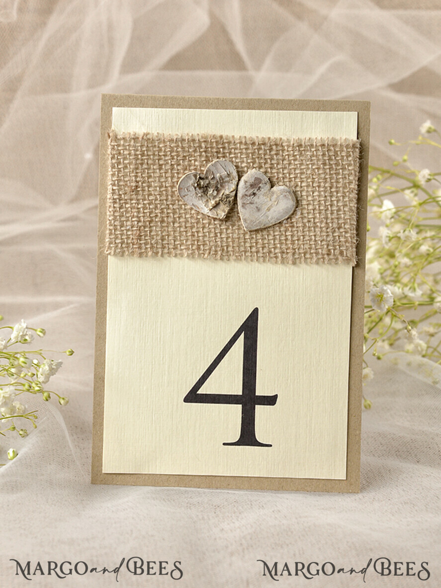 TISCHDEKORATIONSCHILDER   Holz Eco Rustikale Tischnummern Rustikale Hochzeits Tischkarten mit Jute und Holzherzen, Scheunenhochzeit Tischkarten, elegante, umweltfreundliche, romantische personalisierte Karten, einfache rustikale Hochzeits Tischdekoration.