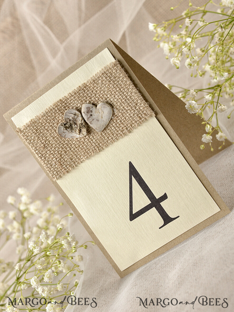TISCHDEKORATIONSCHILDER   Holz Eco Rustikale Tischnummern Rustikale Hochzeits Tischkarten mit Jute und Holzherzen, Scheunenhochzeit Tischkarten, elegante, umweltfreundliche, romantische personalisierte Karten, einfache rustikale Hochzeits Tischdekoration.