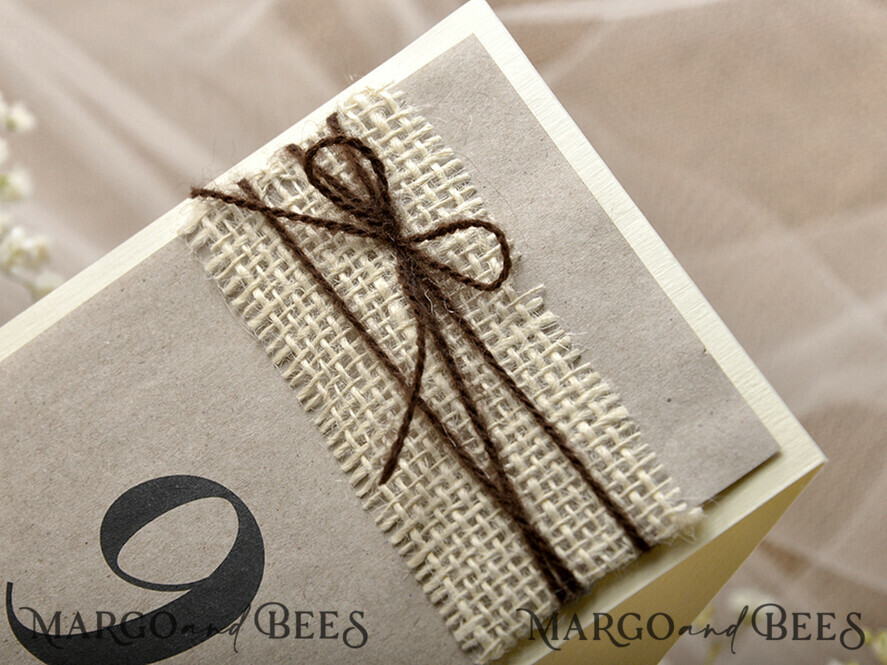 TISCHDEKORATIONSCHILDER   Holz Eco Rustikale Tischnummern Rustikale Hochzeits-Tischnummern mit Schnur, Scheunenhochzeit Tischkarten, elegante, ökologische, romantische personalisierte Karten, handgemachte rustikale Hochzeits-Tischschilder mit Jute-Dekor.