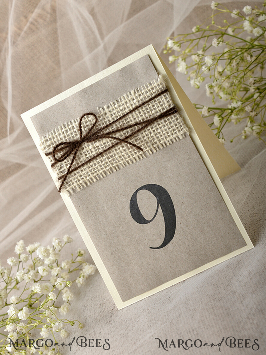 TISCHDEKORATIONSCHILDER   Holz Eco Rustikale Tischnummern Rustikale Hochzeits-Tischnummern mit Schnur, Scheunenhochzeit Tischkarten, elegante, ökologische, romantische personalisierte Karten, handgemachte rustikale Hochzeits-Tischschilder mit Jute-Dekor.