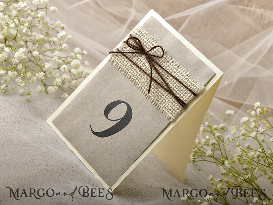 TISCHDEKORATIONSCHILDER   Holz Eco Rustikale Tischnummern Rustikale Hochzeits-Tischnummern mit Schnur, Scheunenhochzeit Tischkarten, elegante, ökologische, romantische personalisierte Karten, handgemachte rustikale Hochzeits-Tischschilder mit Jute-Dekor.