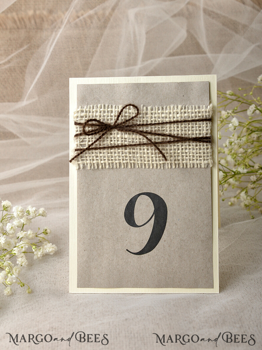 TISCHDEKORATIONSCHILDER   Holz Eco Rustikale Tischnummern Rustikale Hochzeits-Tischnummern mit Schnur, Scheunenhochzeit Tischkarten, elegante, ökologische, romantische personalisierte Karten, handgemachte rustikale Hochzeits-Tischschilder mit Jute-Dekor.