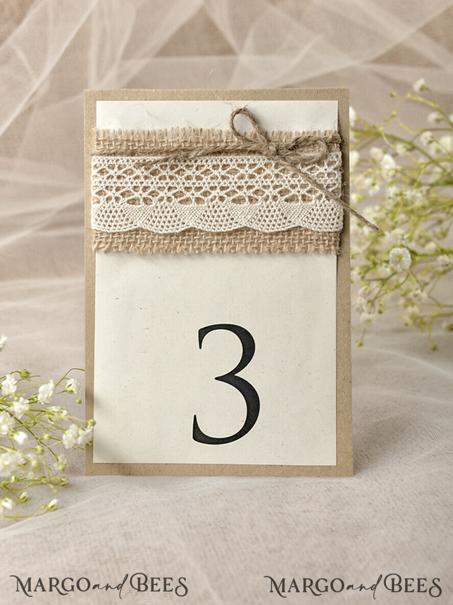 TISCHDEKORATIONSCHILDER   Holz Eco Rustikale Tischnummern Rustikale Hochzeits-Tischnummer mit Jute-Schnur und Spitze, Hochzeits-Tischkarten für Scheunenhochzeiten, elegante, ökologische, romantische personalisierte Karte, einfache rustikale Spitzen-Hochzeits-Tischdekoration.