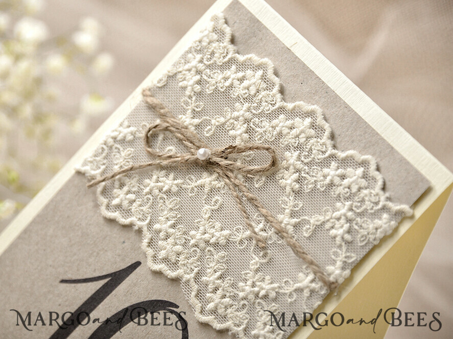 TISCHDEKORATIONSCHILDER   Holz Eco Rustikale Tischnummern Rustikale Eco-Hochzeitstischnummer mit Jute-Schnur, natürliche Hochzeitstischkarten, elegante romantische personalisierte Karten, einfache rustikale ecrufarbene Spitzenhochzeitstischdekoration.