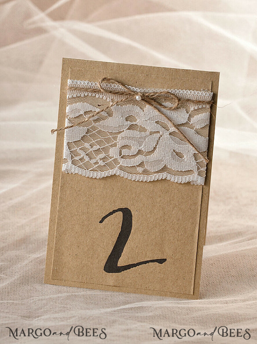 TISCHDEKORATIONSCHILDER   Holz Eco Rustikale Tischnummern Rustikale Eco-Braun und Spitzenhochzeits-Tischnummern, Scheunenhochzeit Tischkarten, Eco romantische personalisierte Karten, Bastel-Hochzeits-Tischdekoration, einfache rustikale Tischschilder.