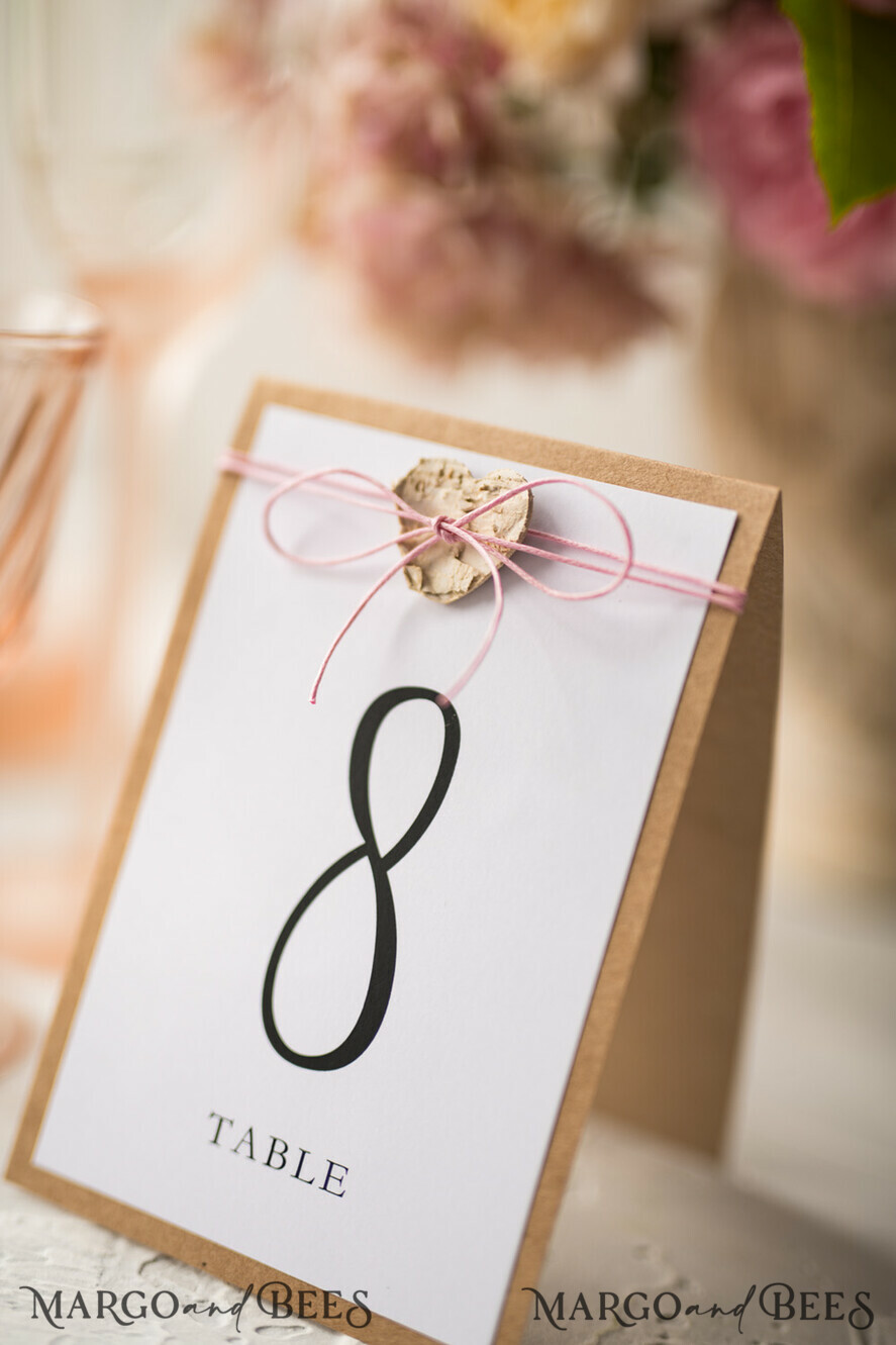 TISCHDEKORATIONSCHILDER   Holz Eco Rustikale Tischnummern Vintage Holztischnummern für Hochzeiten mit Jute, elegante Birkenherz-Tischkarten für Hochzeiten, maßgeschneiderte ökologische Papierhochzeitsdekoration, handgefertigte Hochzeitsstationery.