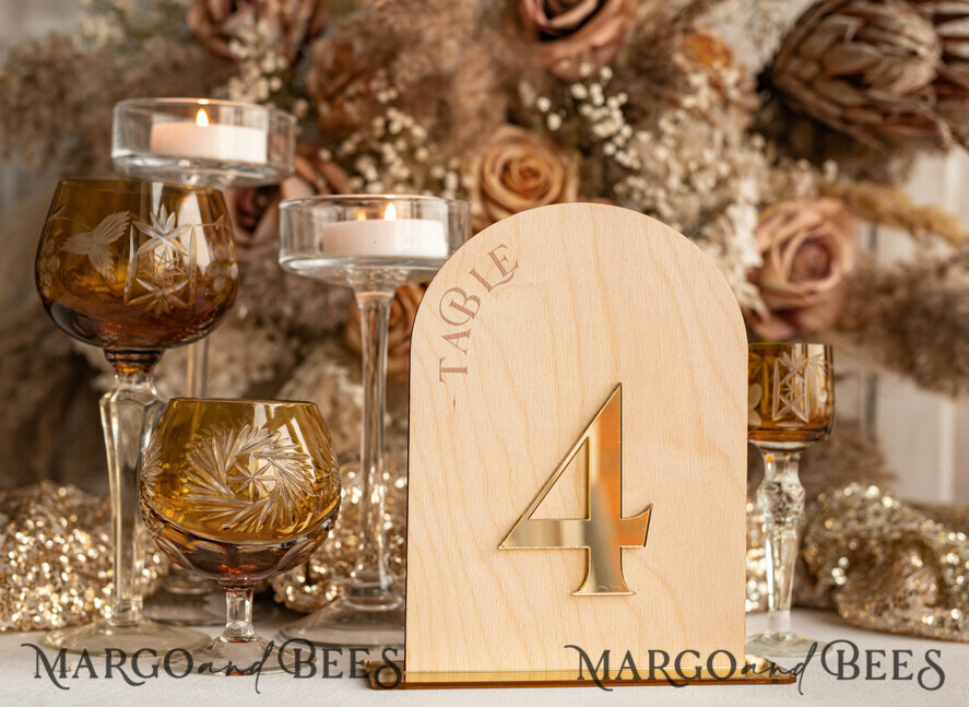 TISCHDEKORATIONSCHILDER   Holz Eco Rustikale Tischnummern Rustikale Holzbogen Hochzeits Tischnummern, Holzgold Plexi Tischnummern, Landhaus Hochzeit Tischdekoration, Hochzeitsbeschilderung Holz goldene Spiegel Tischnummern