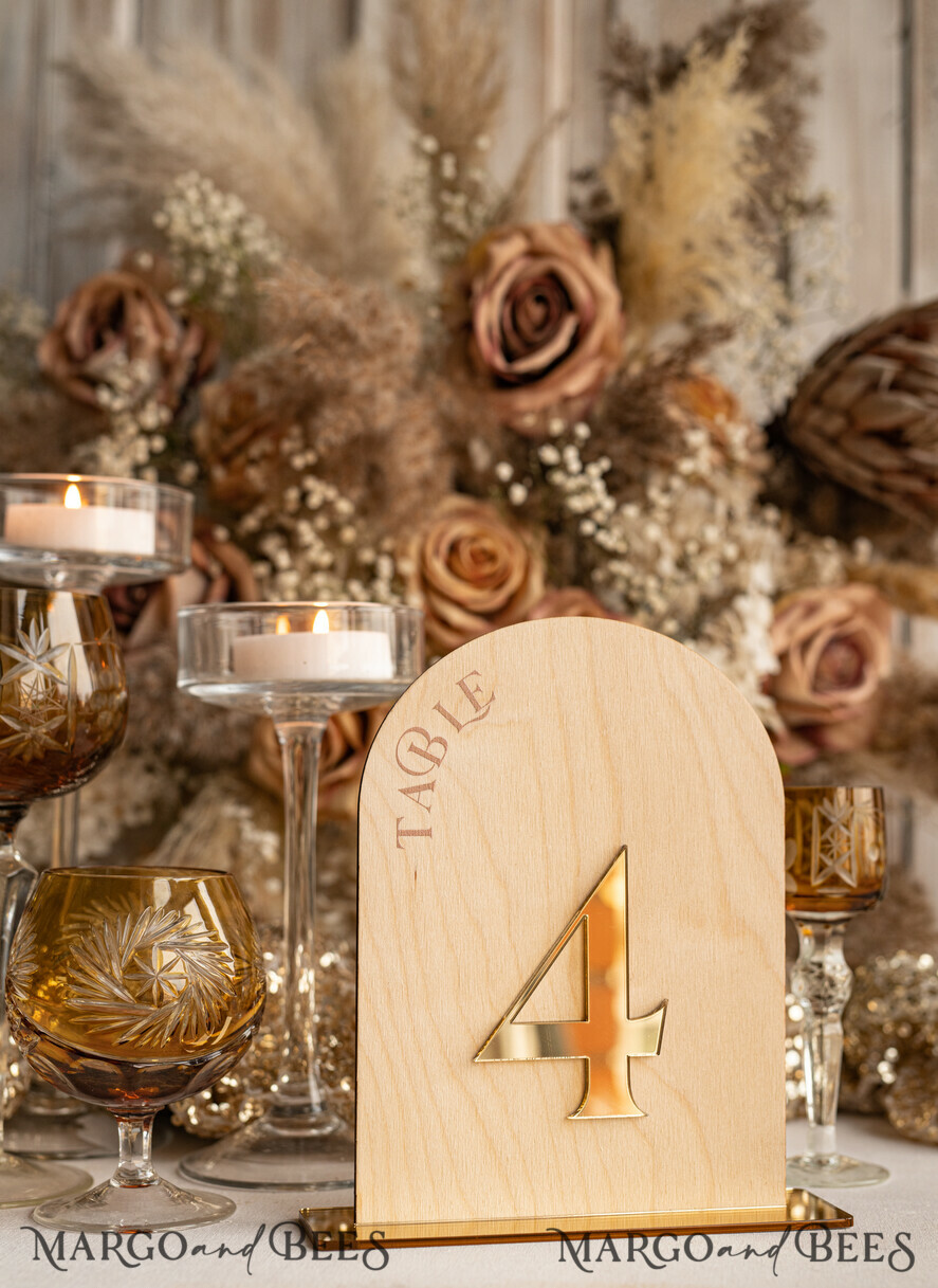TISCHDEKORATIONSCHILDER   Holz Eco Rustikale Tischnummern Rustikale Holzbogen Hochzeits Tischnummern, Holzgold Plexi Tischnummern, Landhaus Hochzeit Tischdekoration, Hochzeitsbeschilderung Holz goldene Spiegel Tischnummern