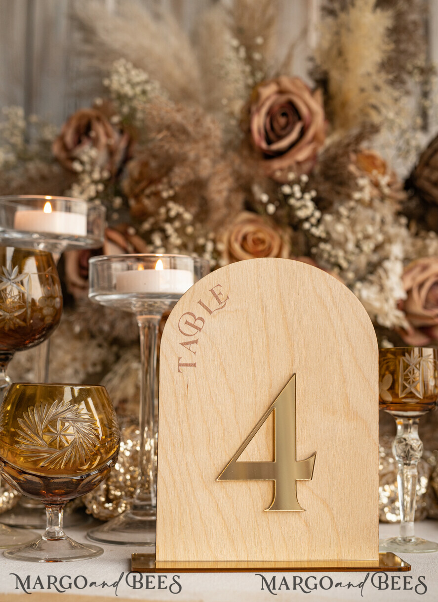 TISCHDEKORATIONSCHILDER   Holz Eco Rustikale Tischnummern Rustikale Holzbogen Hochzeits Tischnummern, Holzgold Plexi Tischnummern, Landhaus Hochzeit Tischdekoration, Hochzeitsbeschilderung Holz goldene Spiegel Tischnummern