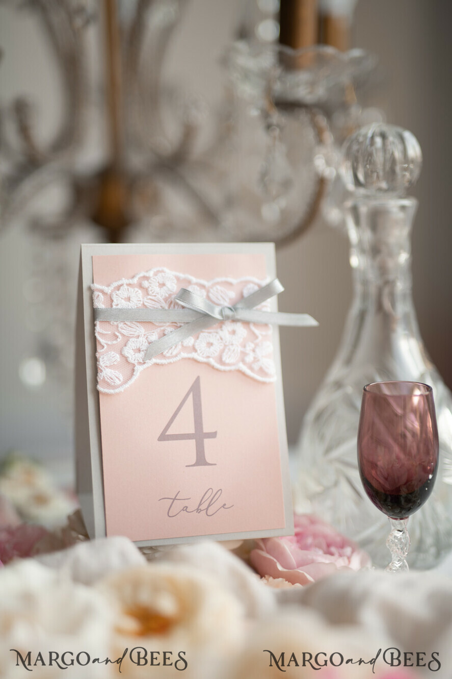 TISCHDEKORATIONSCHILDER   Holz Eco Rustikale Tischnummern Romantische Hochzeitstischnummern mit grauem Band, rustikale Vintage-Spitzen-Tischkarten, hellgraue und blassrosa Shabby Chic Hochzeitstischdekoration