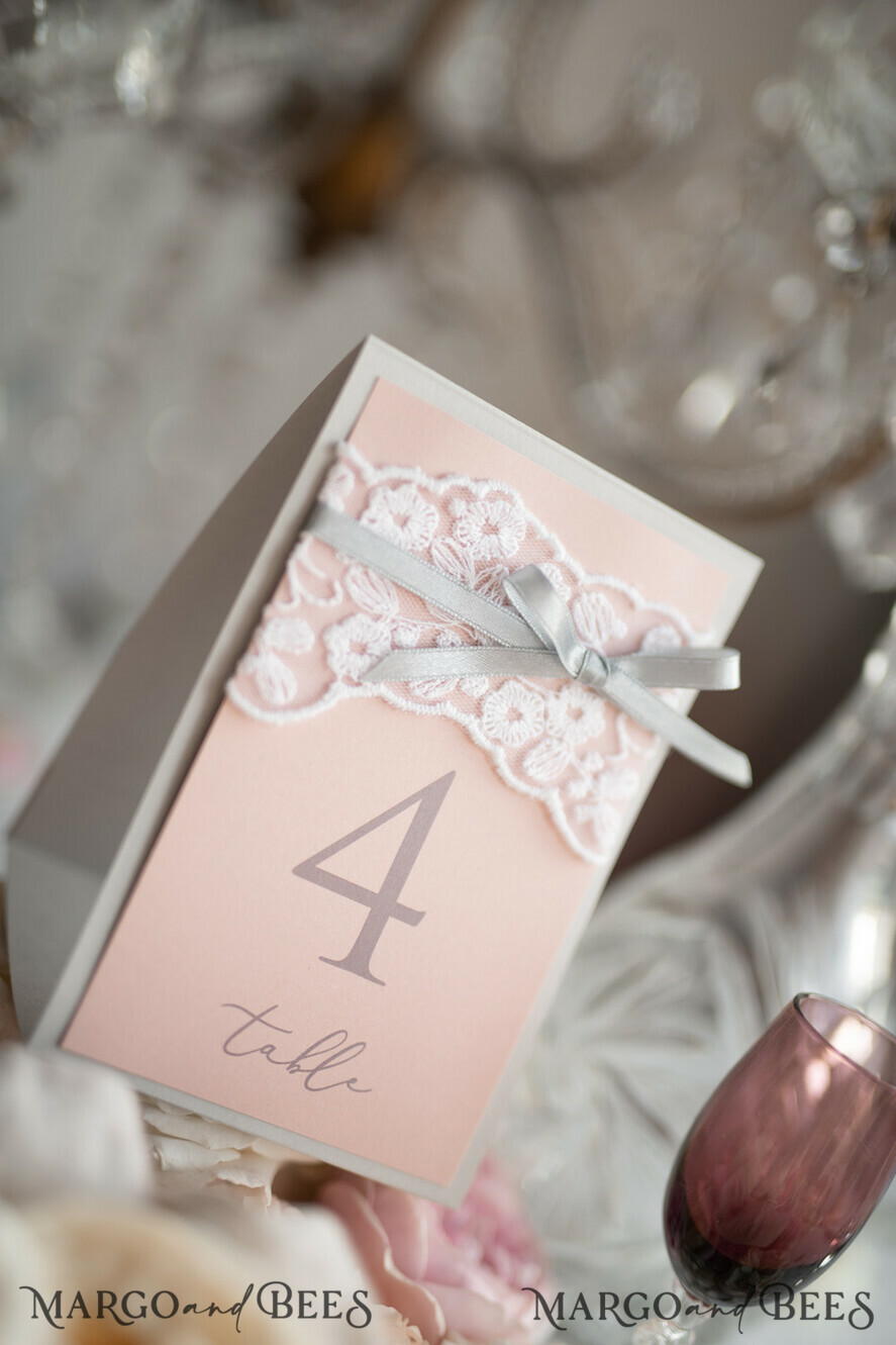 TISCHDEKORATIONSCHILDER   Holz Eco Rustikale Tischnummern Romantische Hochzeitstischnummern mit grauem Band, rustikale Vintage-Spitzen-Tischkarten, hellgraue und blassrosa Shabby Chic Hochzeitstischdekoration