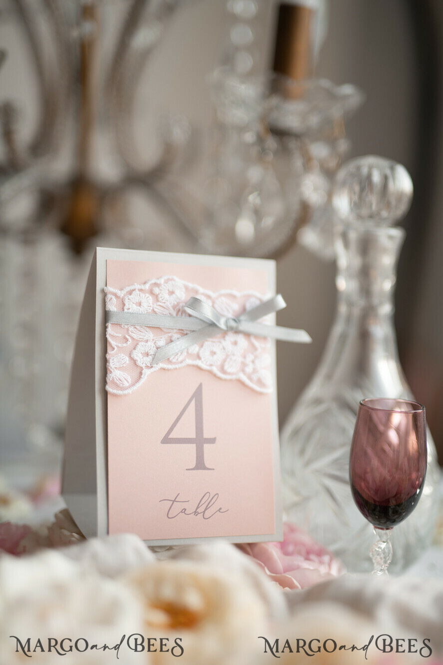 TISCHDEKORATIONSCHILDER   Holz Eco Rustikale Tischnummern Romantische Hochzeitstischnummern mit grauem Band, rustikale Vintage-Spitzen-Tischkarten, hellgraue und blassrosa Shabby Chic Hochzeitstischdekoration