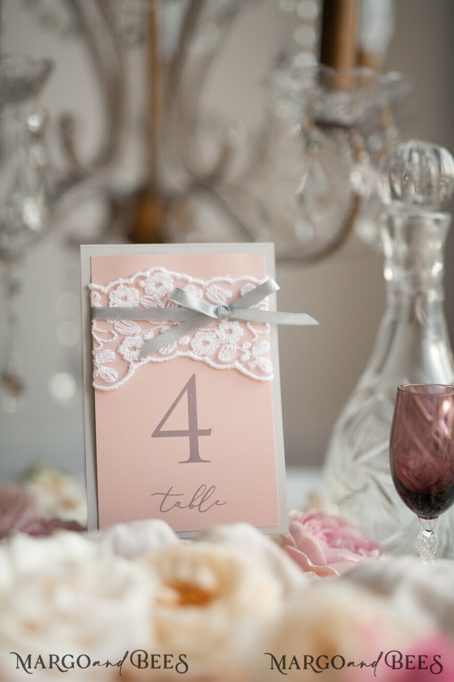 TISCHDEKORATIONSCHILDER   Holz Eco Rustikale Tischnummern Romantische Hochzeitstischnummern mit grauem Band, rustikale Vintage-Spitzen-Tischkarten, hellgraue und blassrosa Shabby Chic Hochzeitstischdekoration