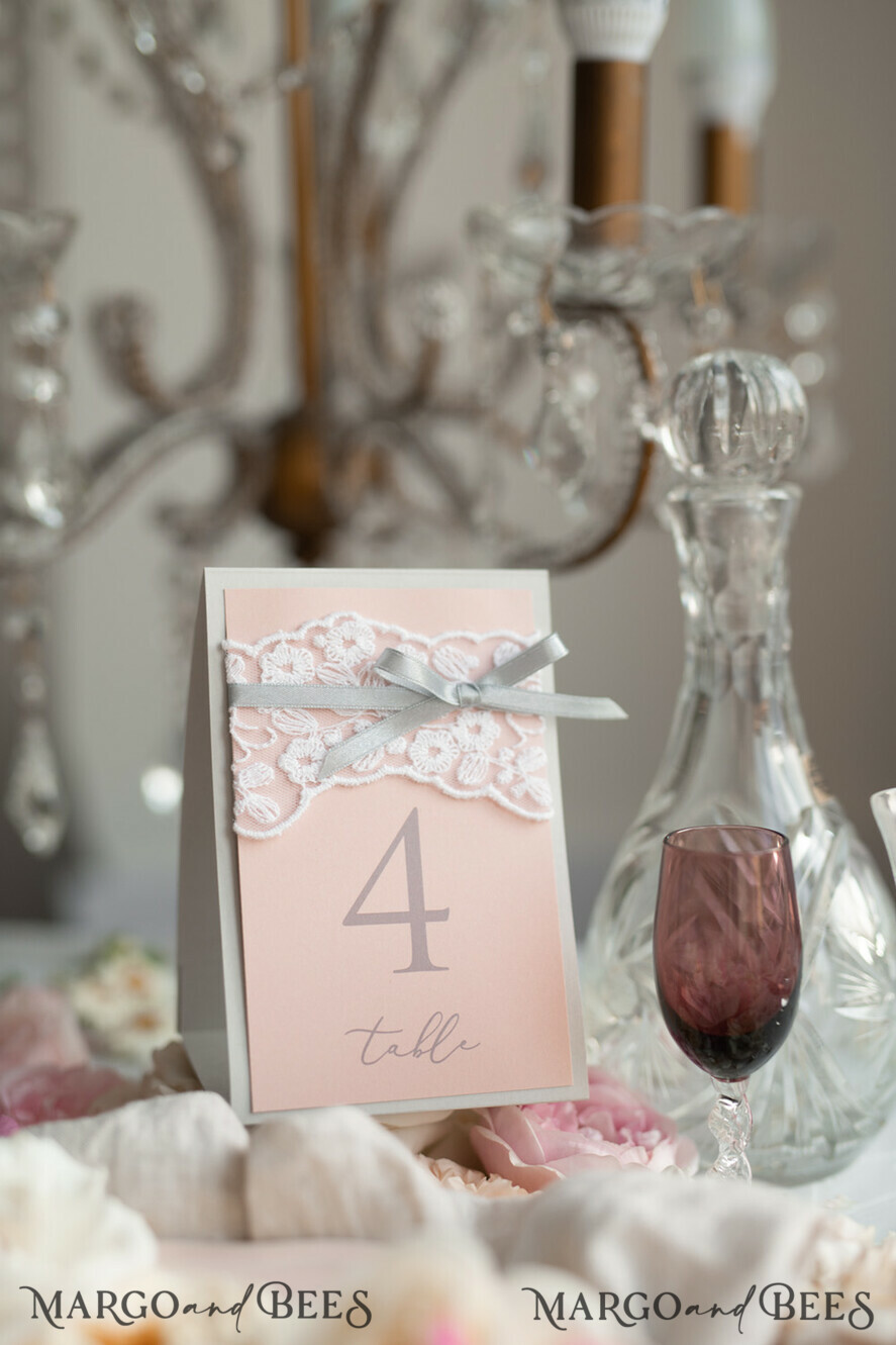 TISCHDEKORATIONSCHILDER   Holz Eco Rustikale Tischnummern Romantische Hochzeitstischnummern mit grauem Band, rustikale Vintage-Spitzen-Tischkarten, hellgraue und blassrosa Shabby Chic Hochzeitstischdekoration
