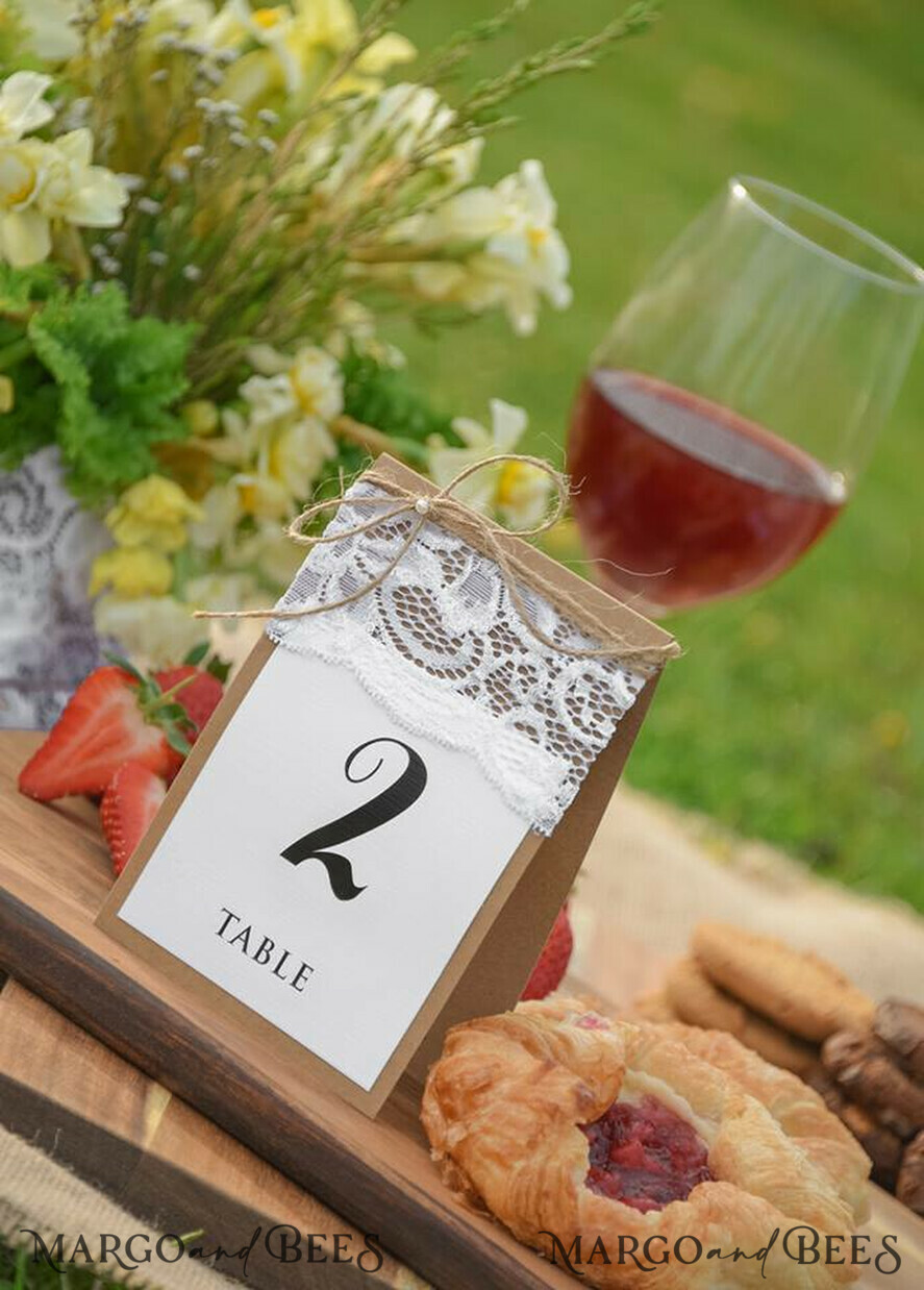 TISCHDEKORATIONSCHILDER   Holz Eco Rustikale Tischnummern Romantische Spitzen-Eco- und weiße Hochzeitstischkarten mit natürlichem Jute-Garn, maßgeschneiderte Eco-Handwerks-Hochzeitsstationery, einfache elegante handgefertigte rustikale Tischkarten.