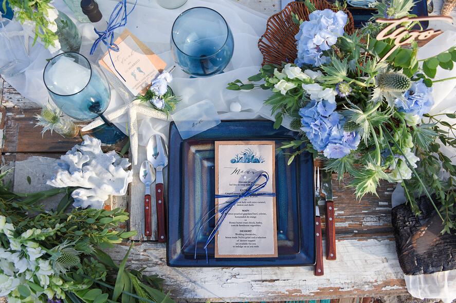 MENÜ & PROGRAMME  
 Strand Romantisches Blaues Strandhochzeitsmenü, Zielhochzeitsmenü mit Raffia-Schnur, Menükarte mit gezacktem Rand, Meereshochzeitsmenü, einzigartiges Muschel-Hochzeitsmenü