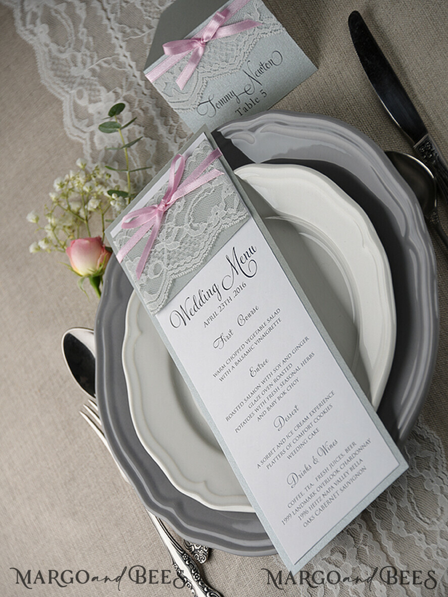 MENÜ & PROGRAMME  
 rustikal und Spitze Romantisches Hochzeitsmenü mit rosa Schleife, personalisierte Menükarte aus vintage Spitze, hellgraues und rosa Shabby Chic Hochzeitsmenü, elegante handgefertigte Hochzeitsmenükarte.