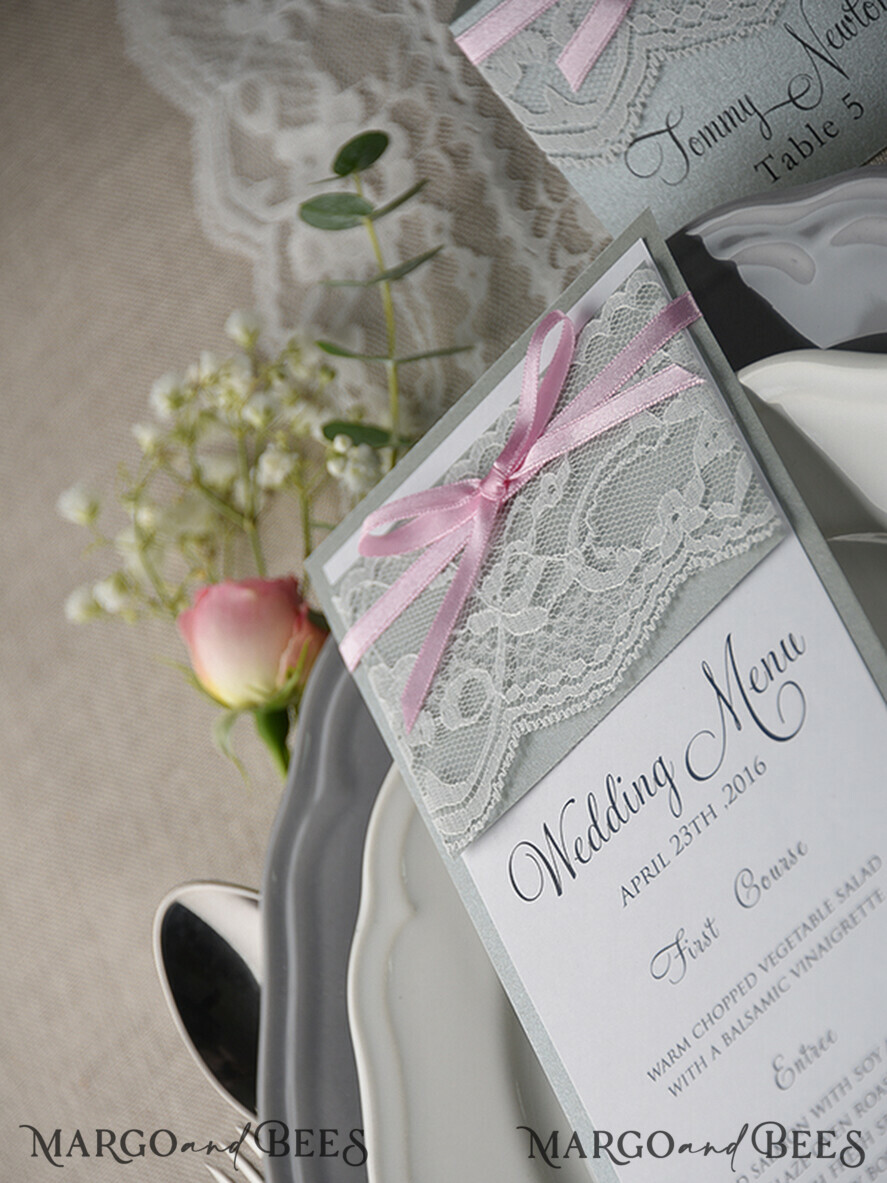MENÜ & PROGRAMME  
 rustikal und Spitze Romantisches Hochzeitsmenü mit rosa Schleife, personalisierte Menükarte aus vintage Spitze, hellgraues und rosa Shabby Chic Hochzeitsmenü, elegante handgefertigte Hochzeitsmenükarte.