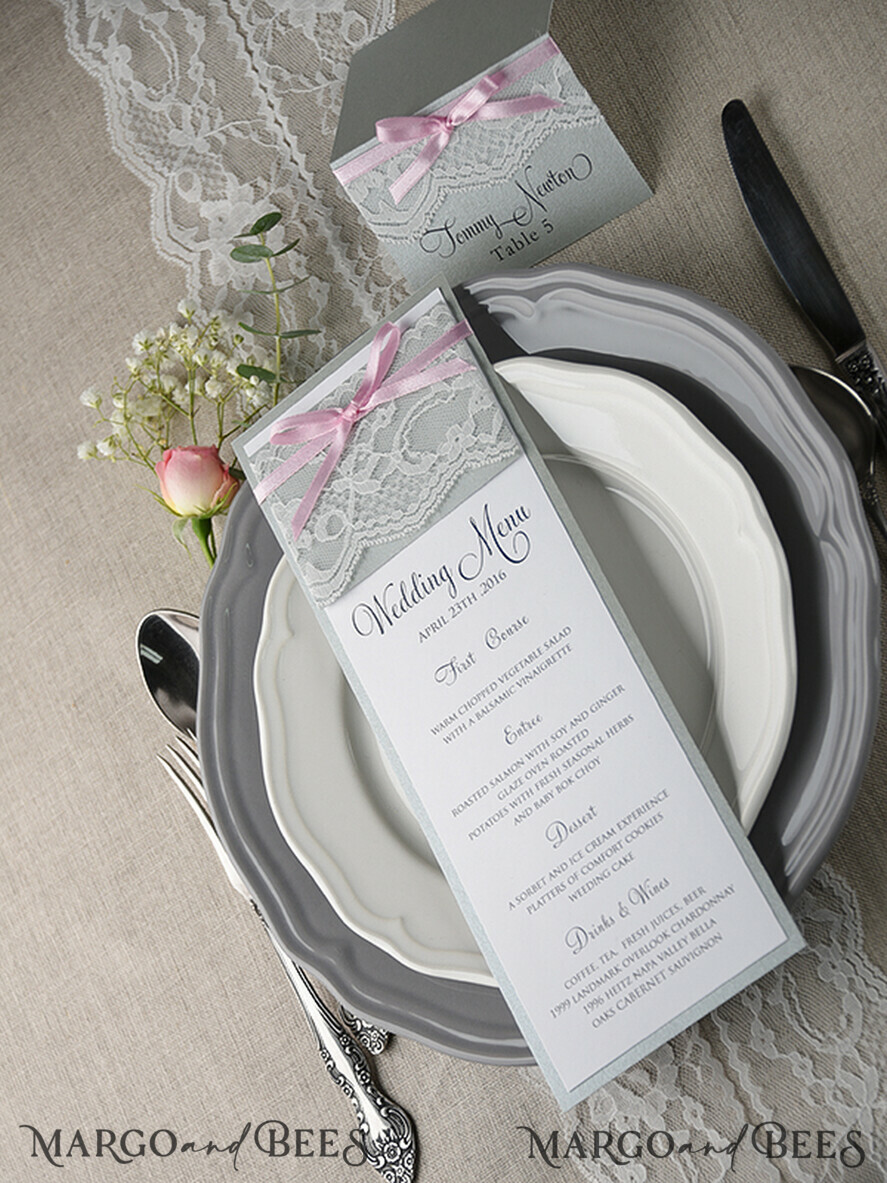 MENÜ & PROGRAMME  
 rustikal und Spitze Romantisches Hochzeitsmenü mit rosa Schleife, personalisierte Menükarte aus vintage Spitze, hellgraues und rosa Shabby Chic Hochzeitsmenü, elegante handgefertigte Hochzeitsmenükarte.